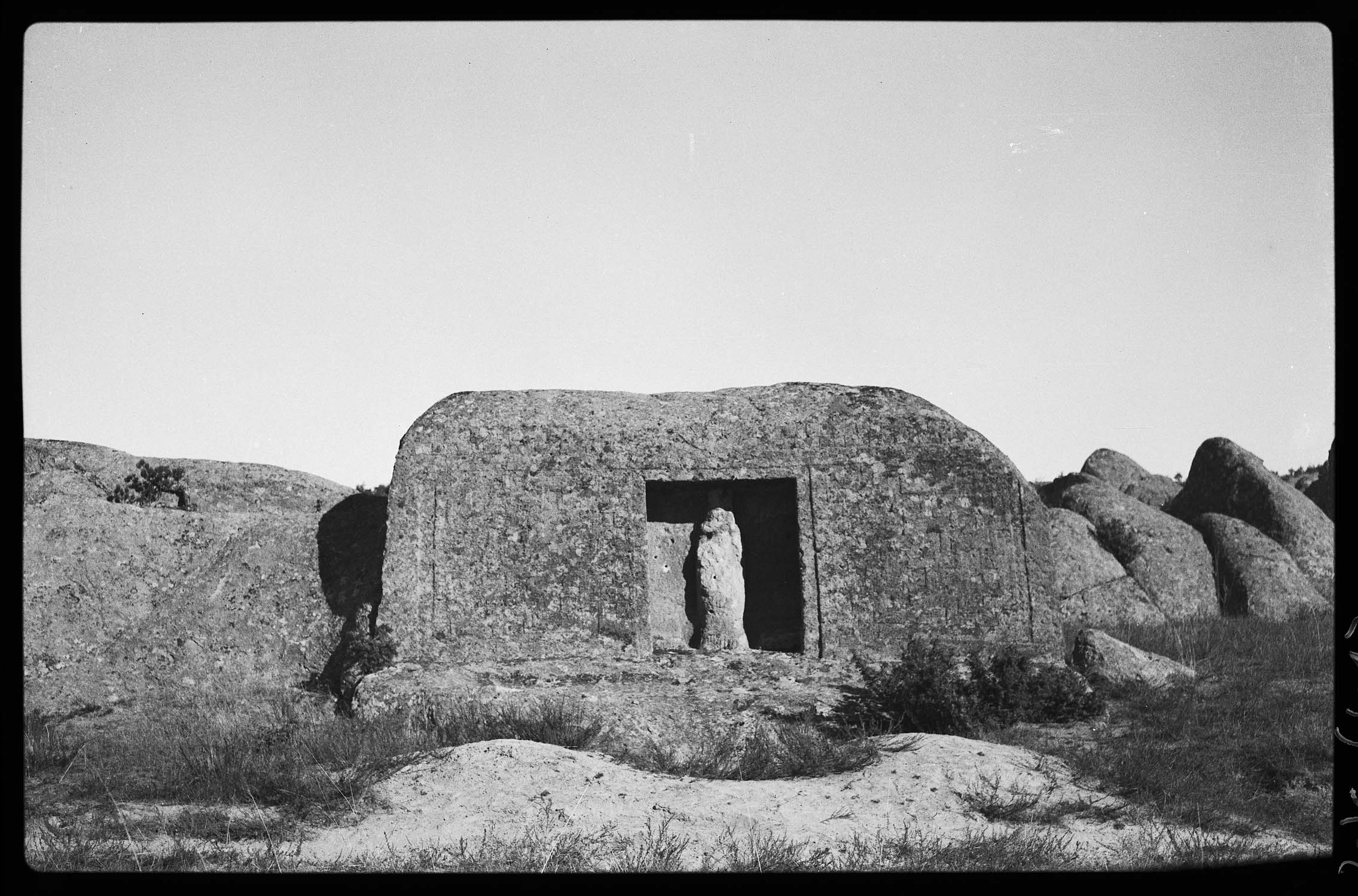 Vue d'ensemble du monument (voir "Phrygie. Exploration archéologique…", tome IV : "La Cité de Midas. Architecture", par A. Gabriel, Paris, E. de Boccard, 1965, pl. 47)